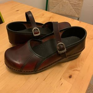 Dansko Women’s Marcelle Burgundy Clogs - Like New!